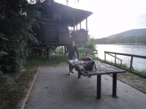 Étape cycliste au bord de l'eau